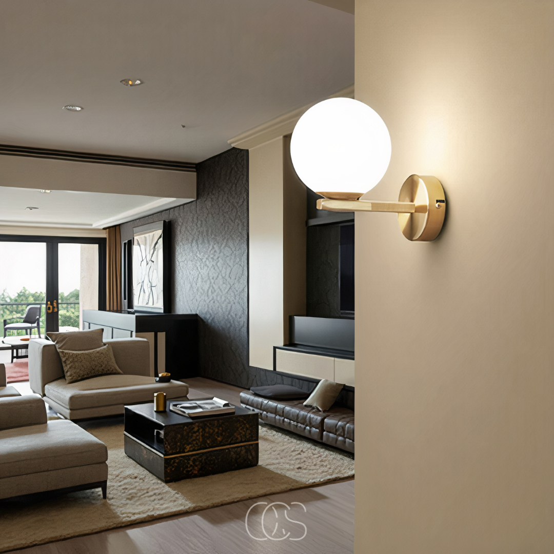 OCS - Wandlamp met Witte Bol – Modern Design in Messing & Opaalglas