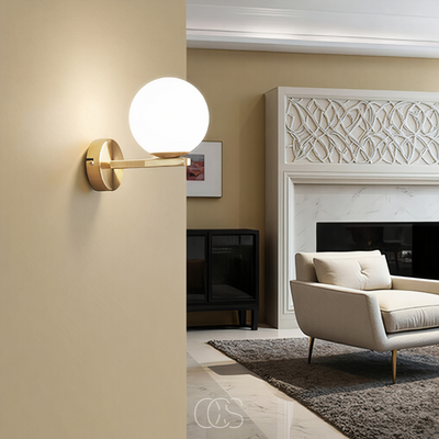 OCS - Wandlamp met Witte Bol – Modern Design in Messing & Opaalglas