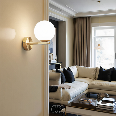 OCS - Wandlamp met Witte Bol – Modern Design in Messing & Opaalglas