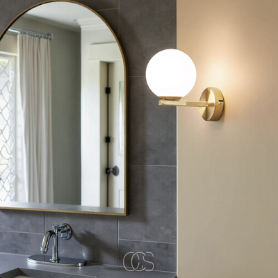 OCS - Wandlamp met Witte Bol – Modern Design in Messing & Opaalglas