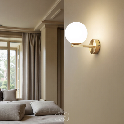 OCS - Wandlamp met Witte Bol – Modern Design in Messing & Opaalglas